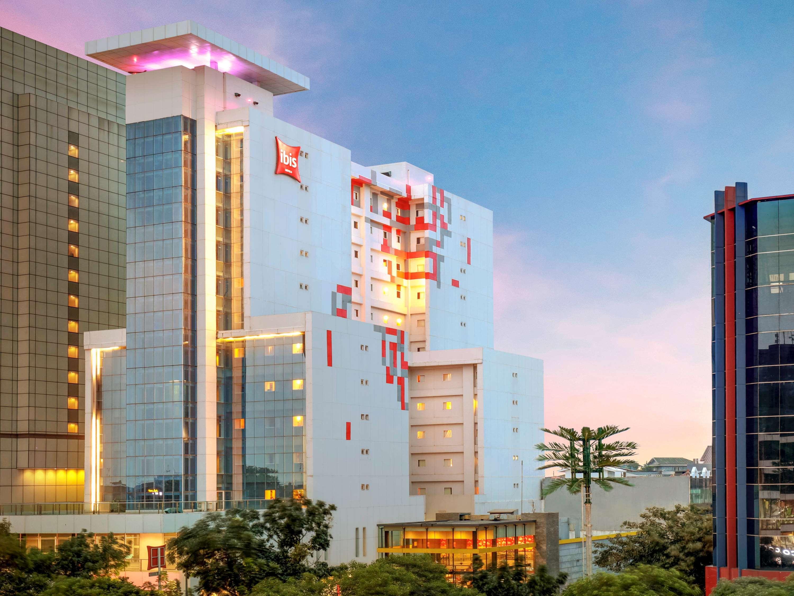 Hotel Ibis Jakarta Harmoni Exterior foto